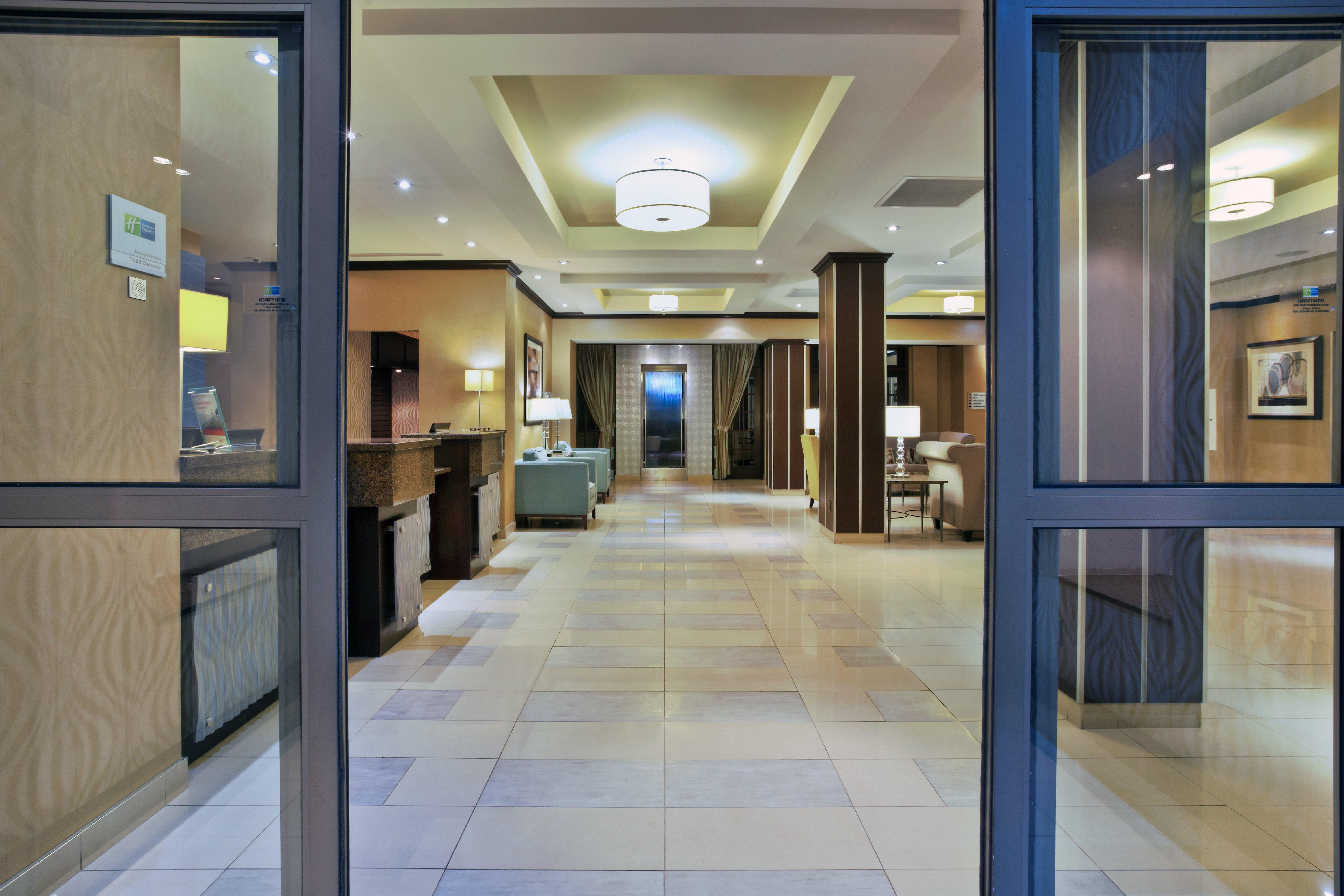 Holiday Inn Express Kingston Central By Ihg Екстер'єр фото